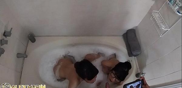  Mis primas se cogen en la bañera y las grabo